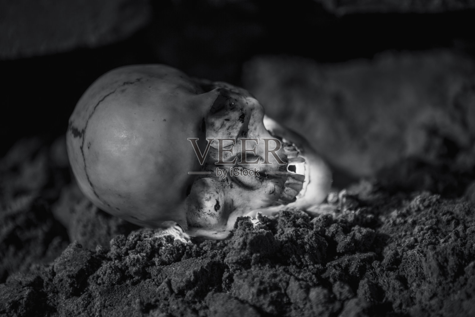 在黑暗的地下室里，地上的灯光从里面发出黄色的光。照片摄影图片