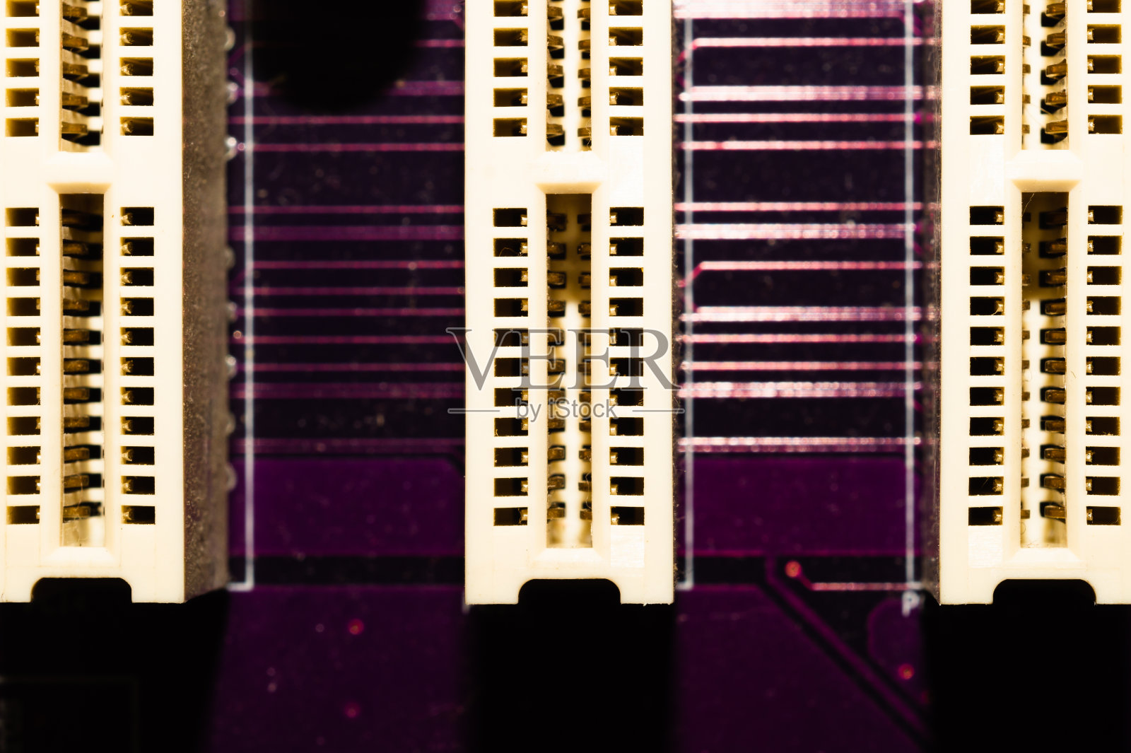 主板上的内存插槽闭合。ram插座。电路板上的连接器照片摄影图片