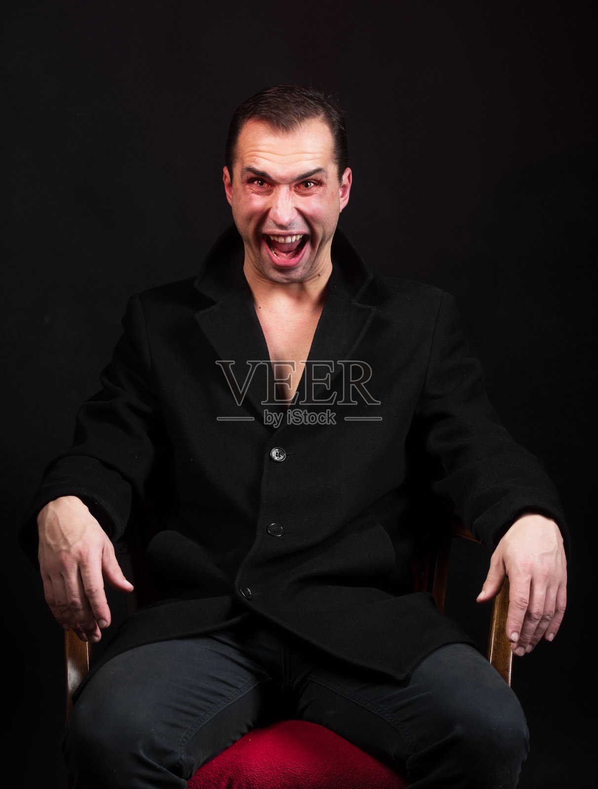 男人做鬼脸照片摄影图片