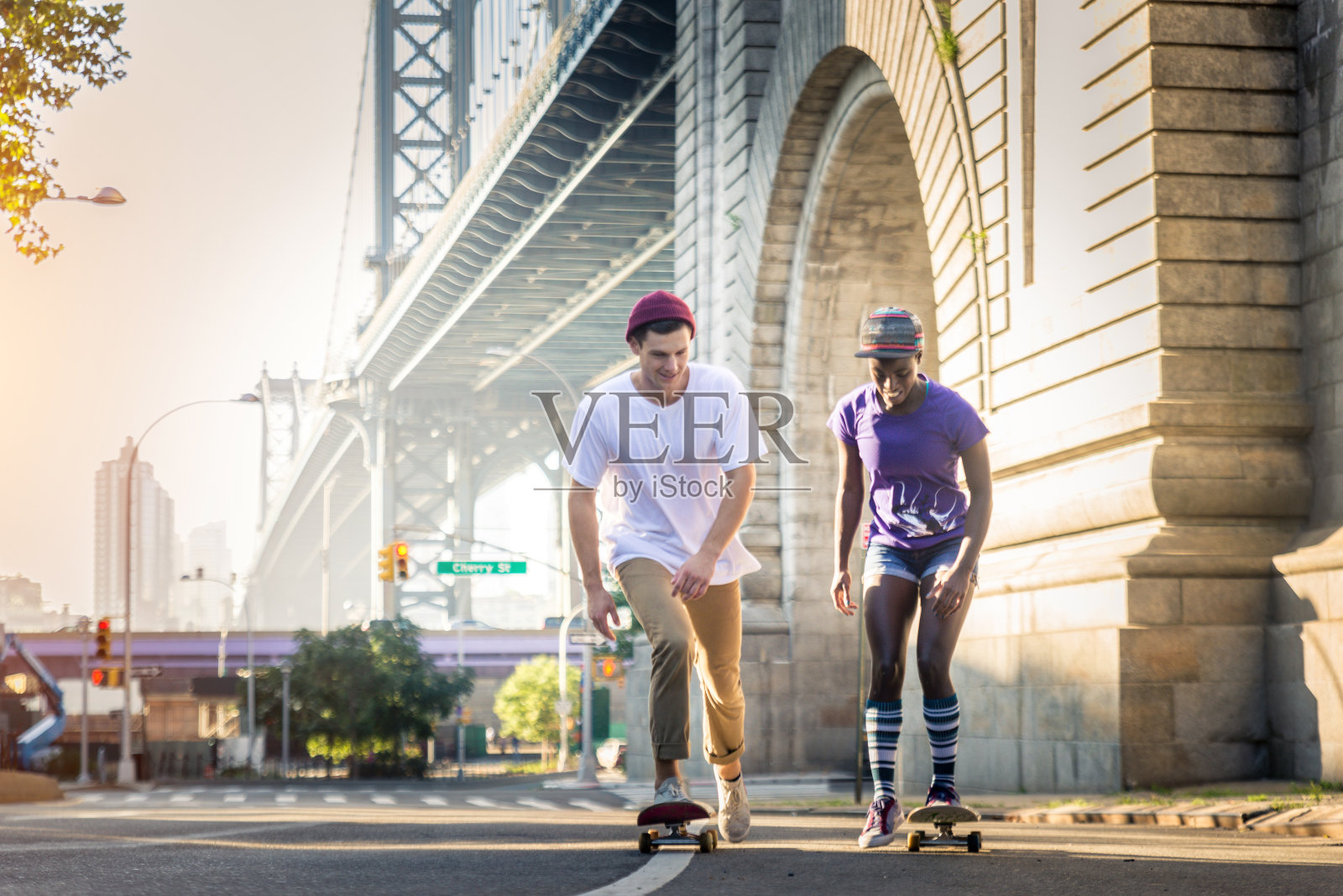 在纽约一个滑板公园训练的溜冰者照片摄影图片