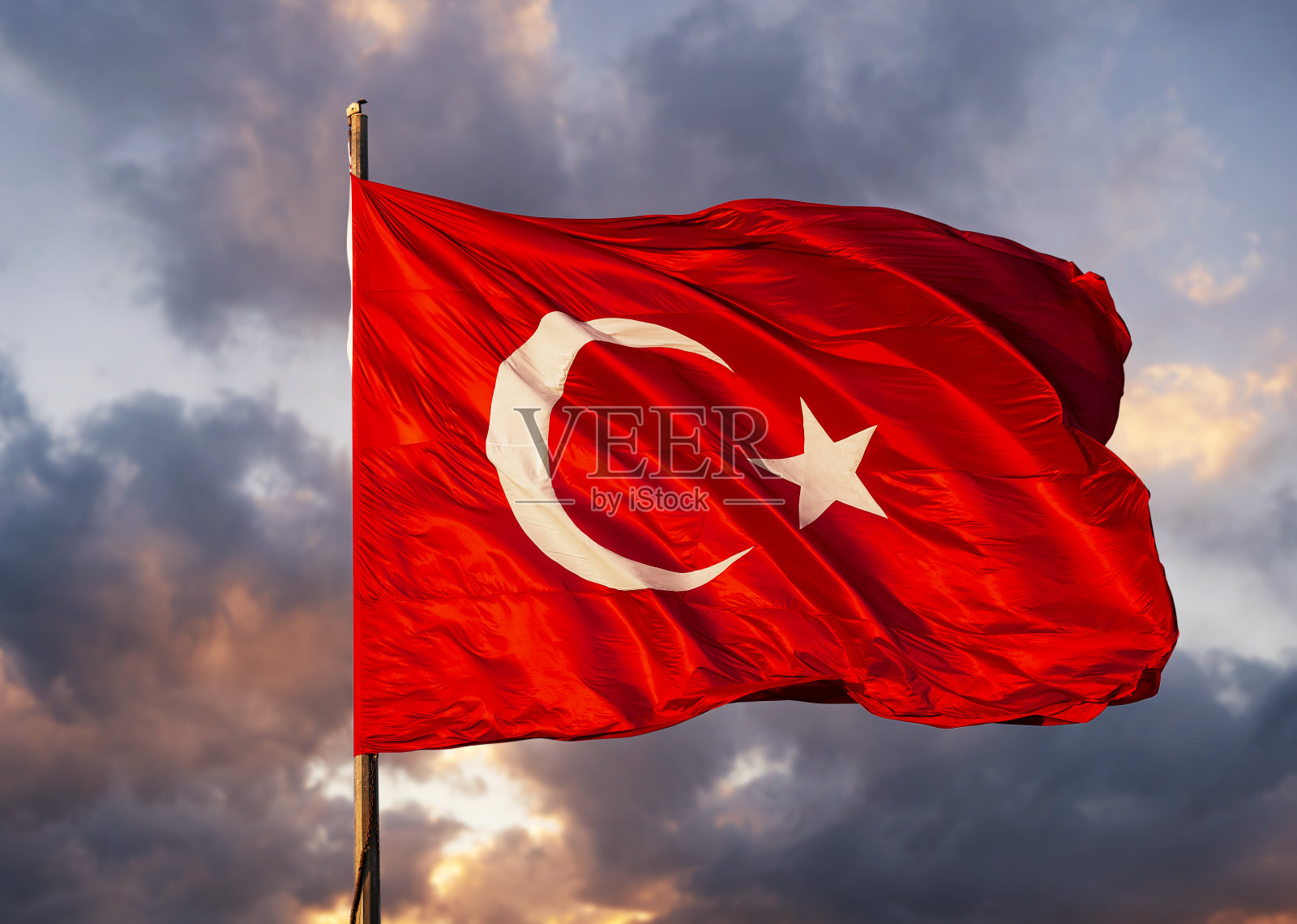 日落时分的土耳其国旗照片摄影图片