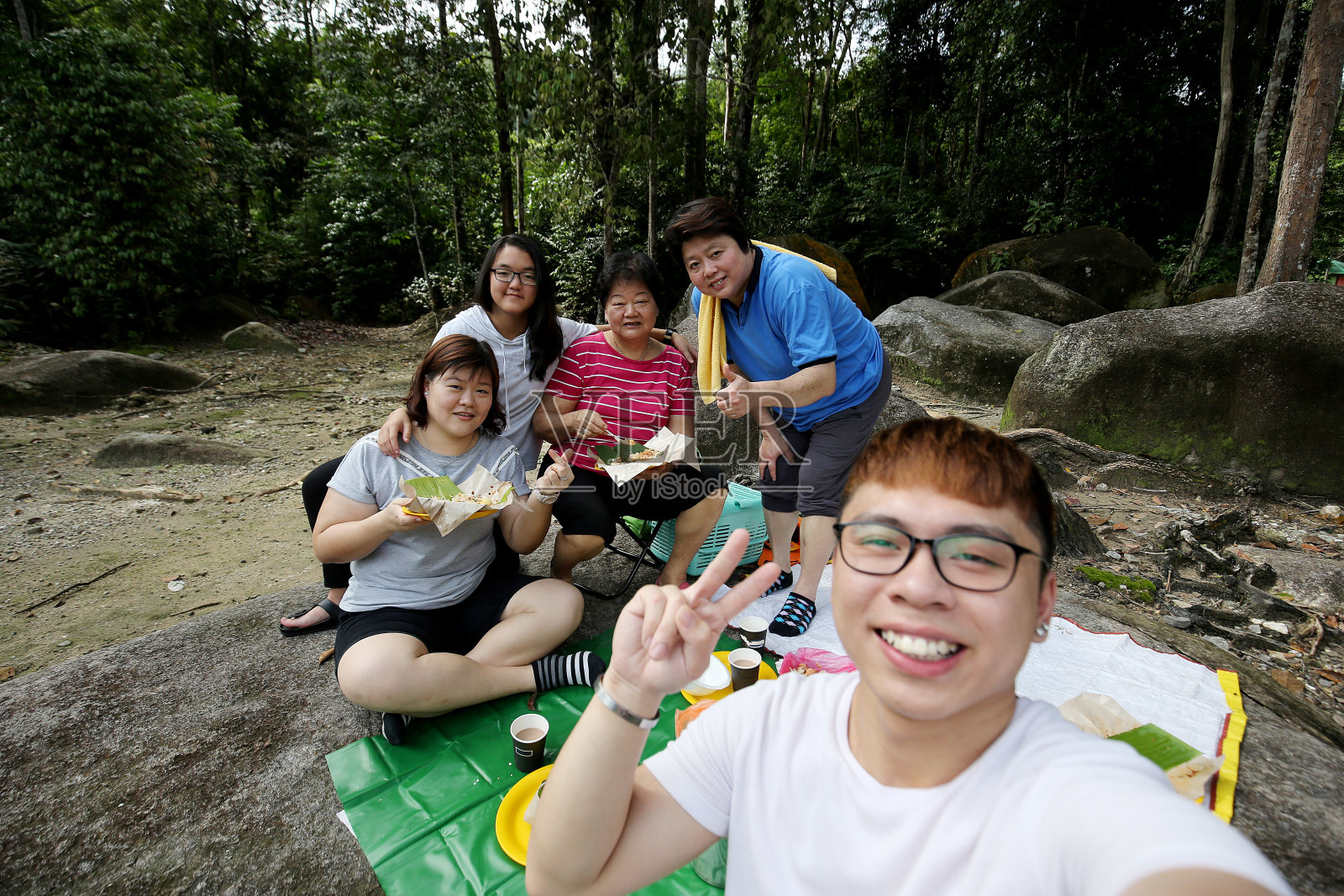 马来西亚家庭:周末外出野餐照片摄影图片