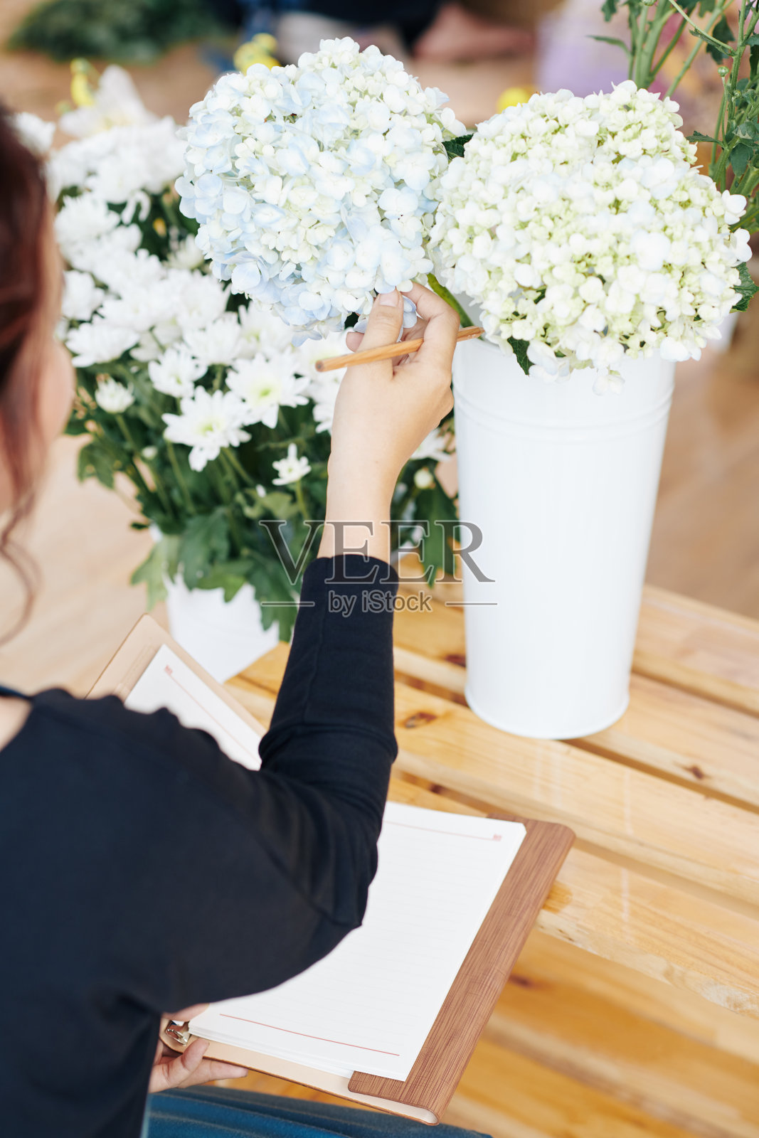 花商选择色调的绣球为婚礼装饰照片摄影图片