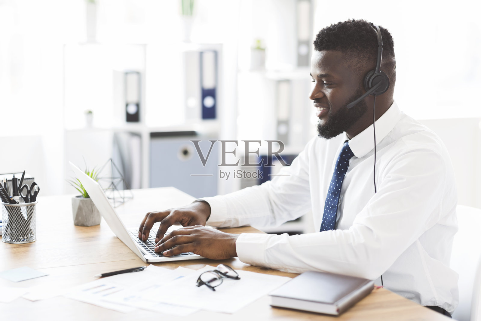 快乐的上班族用笔记本电脑帮助客户照片摄影图片