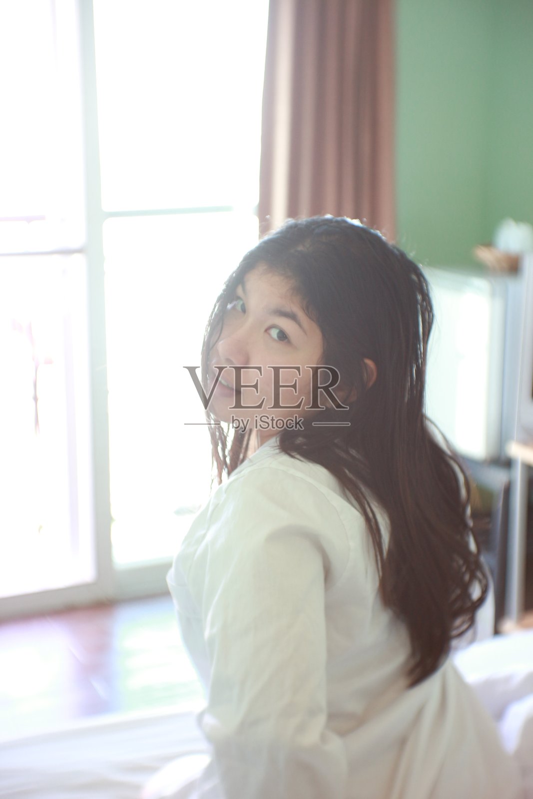 美丽的泰国女孩在她的床上照片摄影图片