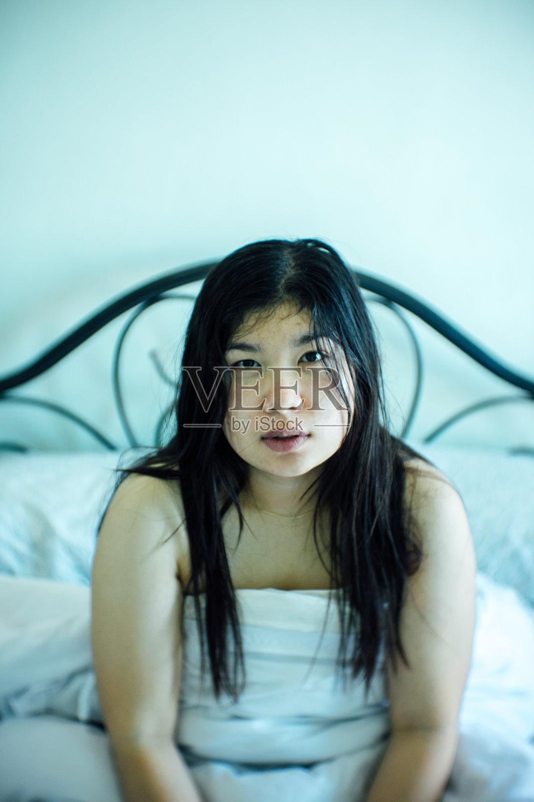 美丽的泰国女孩在她的床上照片摄影图片