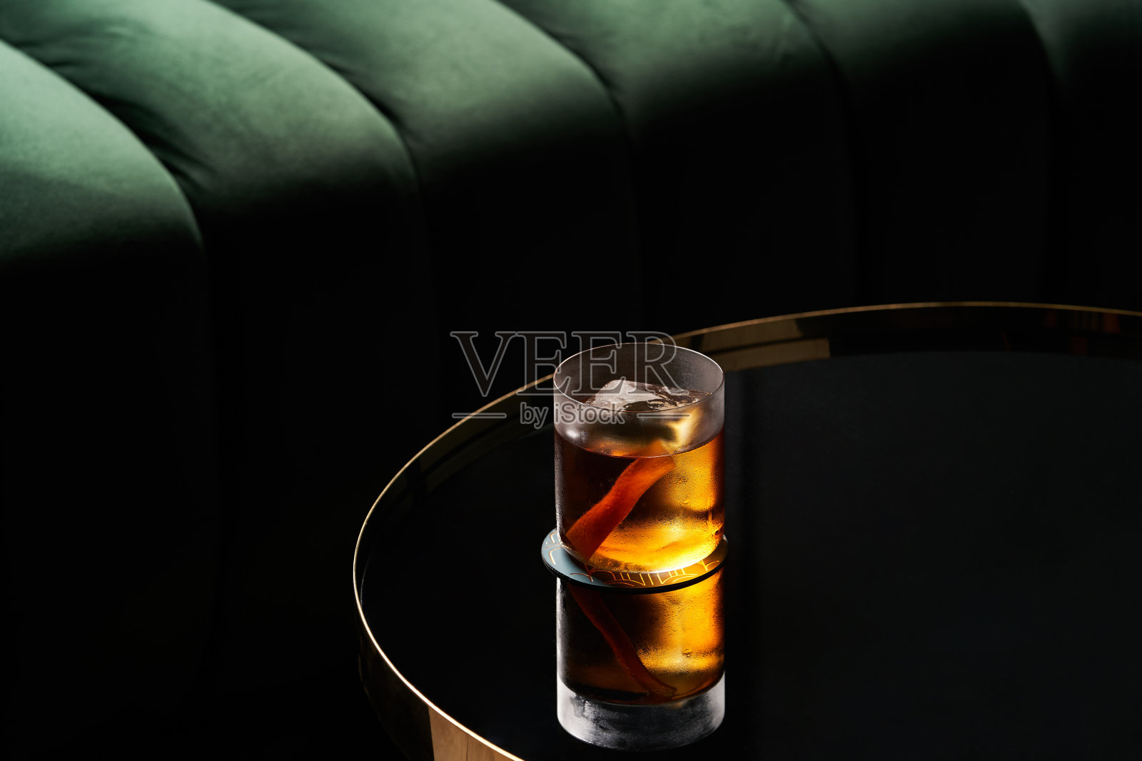 在夜总会餐厅的玻璃桌上放着新鲜的鸡尾酒杯照片摄影图片