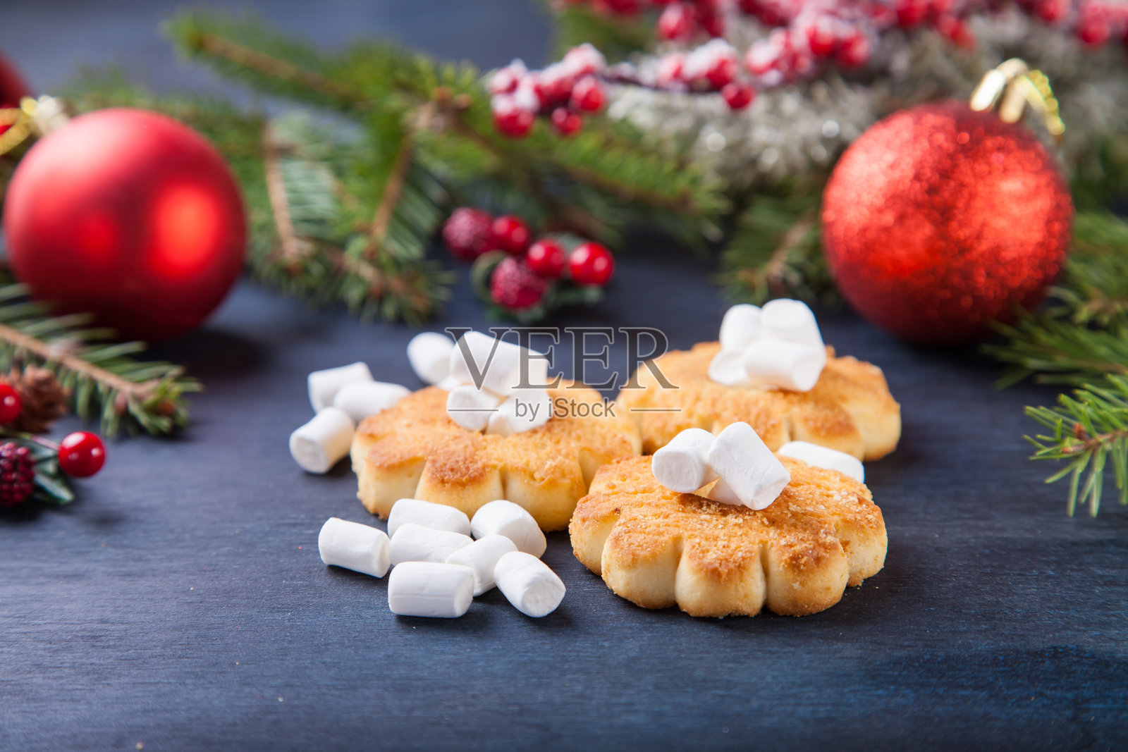 关于棉花糖和圣诞球的饼干放在桌子上，选择性聚焦，复制空间照片摄影图片
