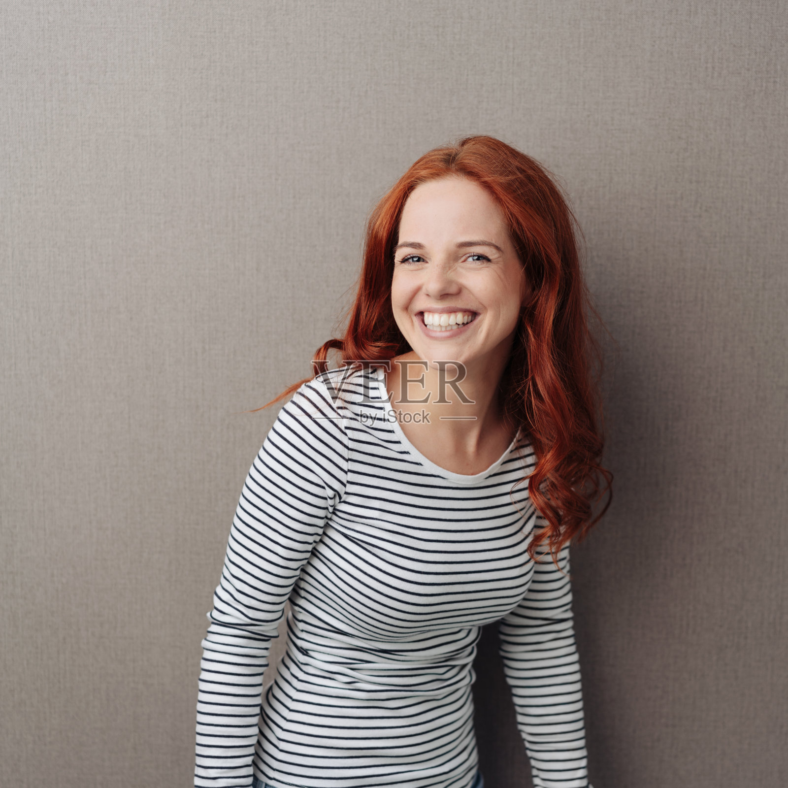 微笑友好迷人的年轻女子照片摄影图片