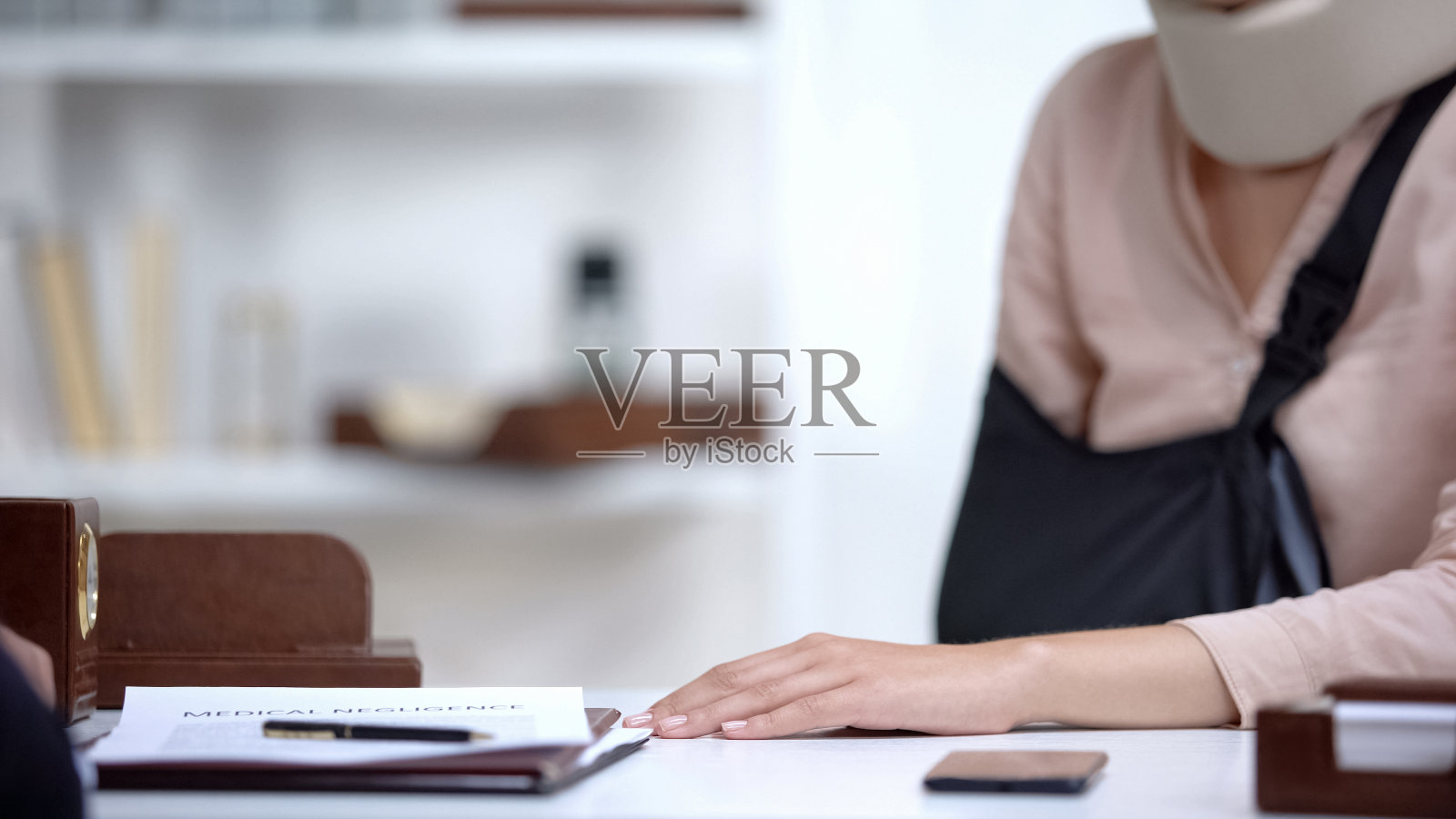 保险代理人遗憾地通知受害人拒绝支付赔偿照片摄影图片