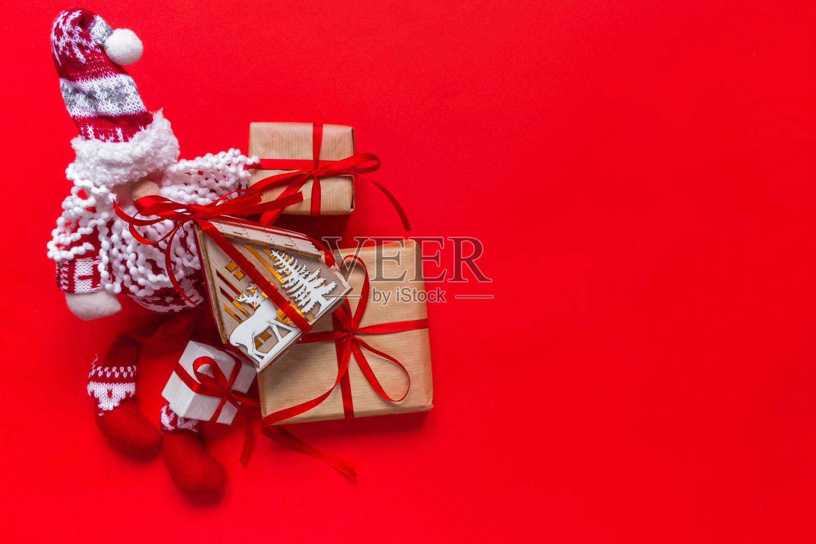圣诞背景与装饰品和礼物盒在红色的背景照片摄影图片