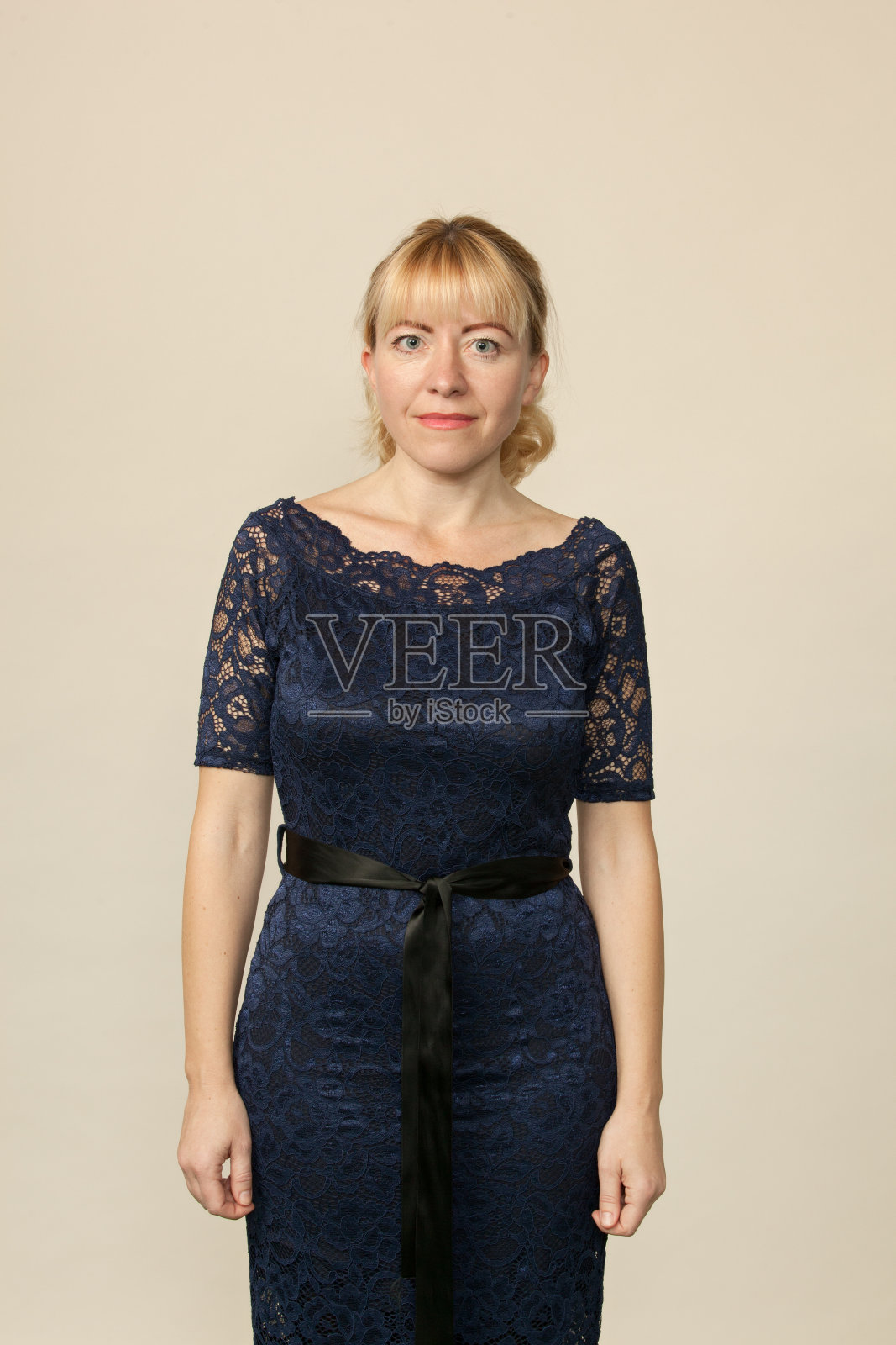 一个45岁女人的画室肖像照片摄影图片