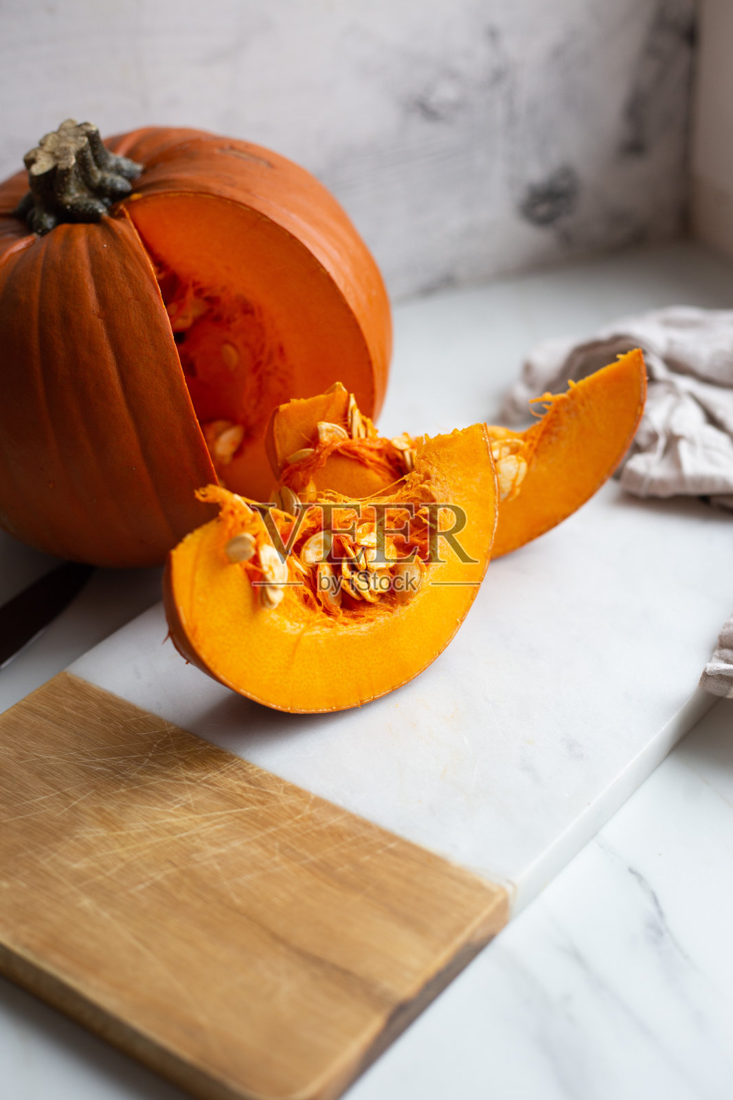 南瓜与肉桂棒在大理石背景照片摄影图片