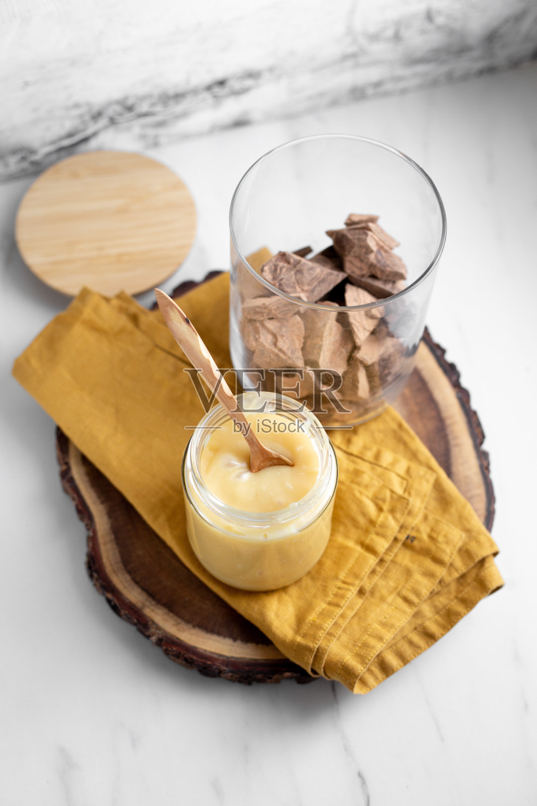 浓缩椰奶和巧克力刨花。可可原料质量照片摄影图片