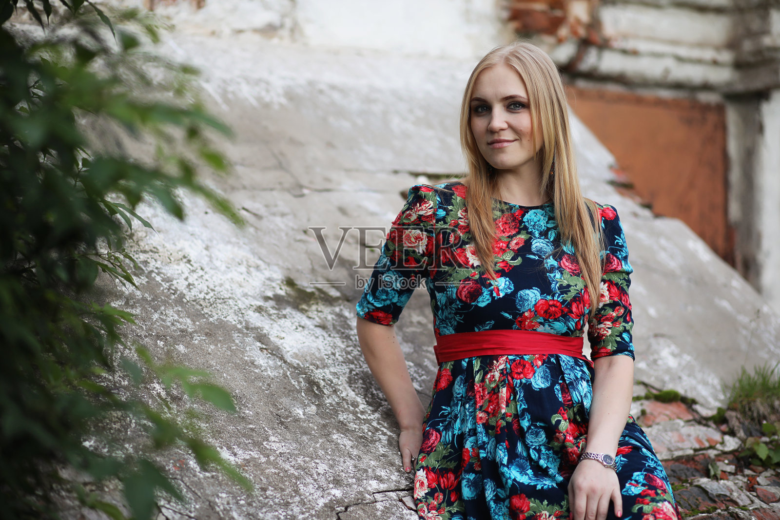 女孩在街上拿着伞照片摄影图片