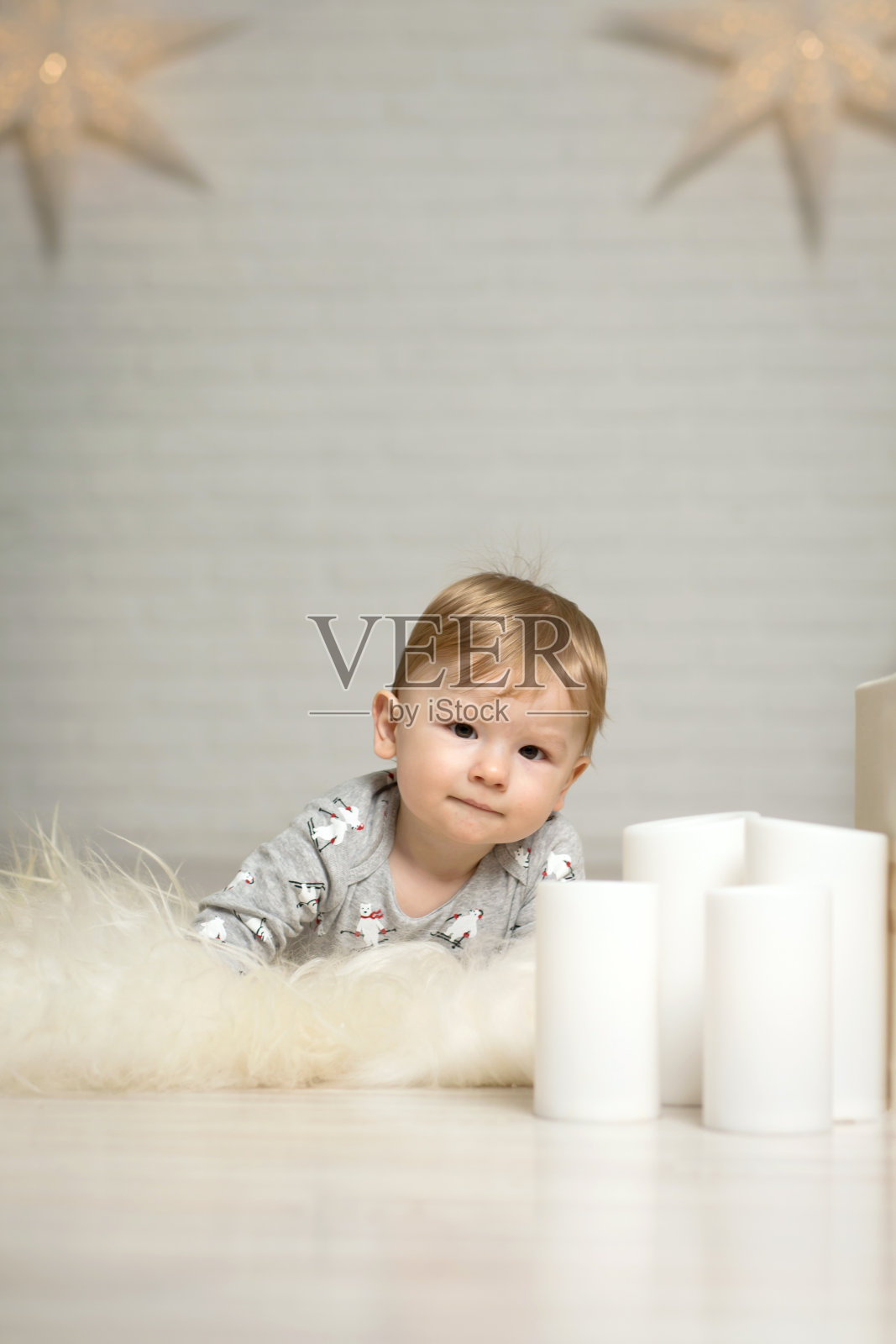 在圣诞树附近地板上玩耍的可爱幼儿肖像，圣诞快乐，节日快乐照片摄影图片