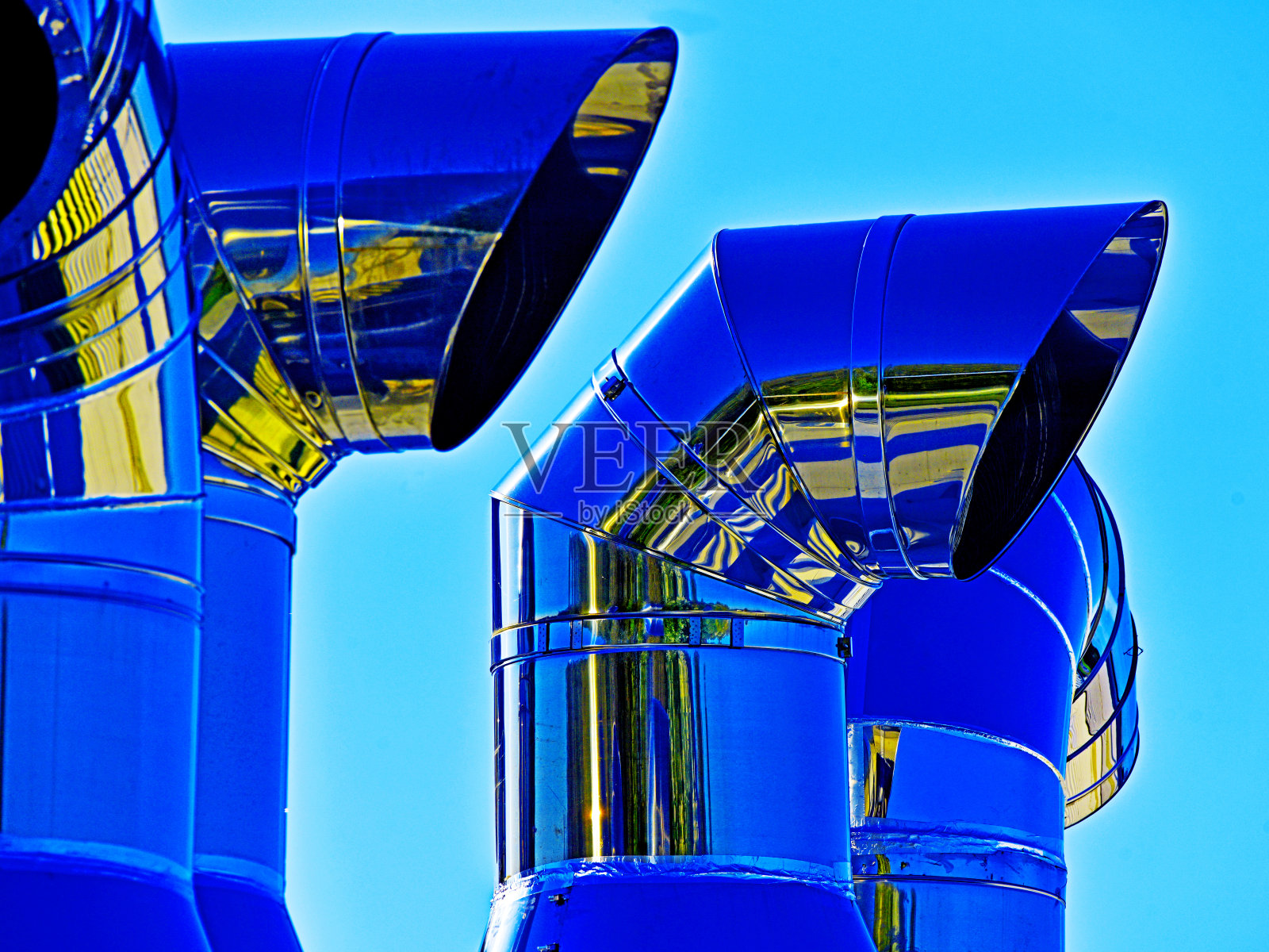 大型工业铬钢通风管道蓝天照片摄影图片