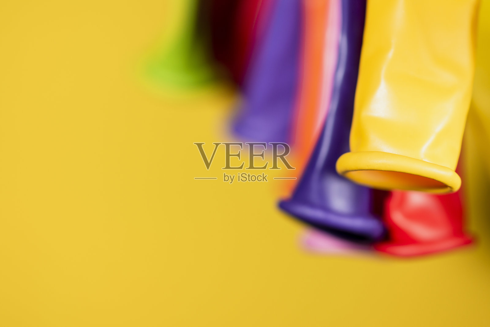 抽象背景与气球在黄色背景，散焦图像照片摄影图片