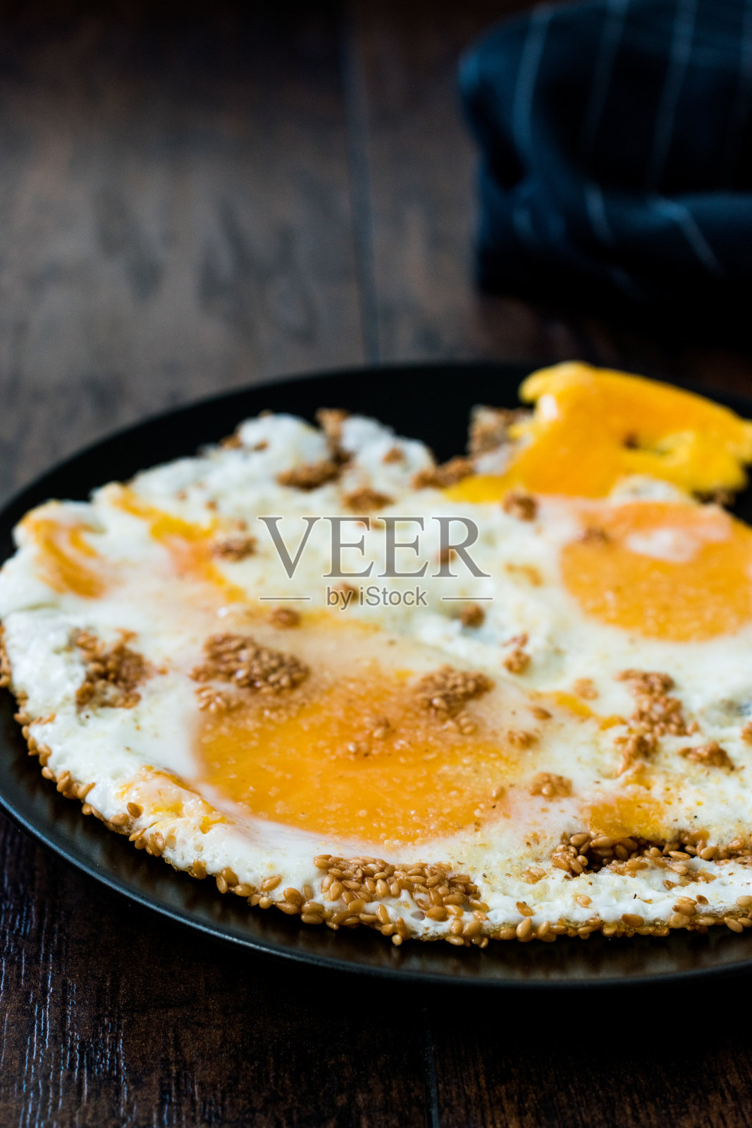 土耳其早餐芝麻煎蛋。照片摄影图片