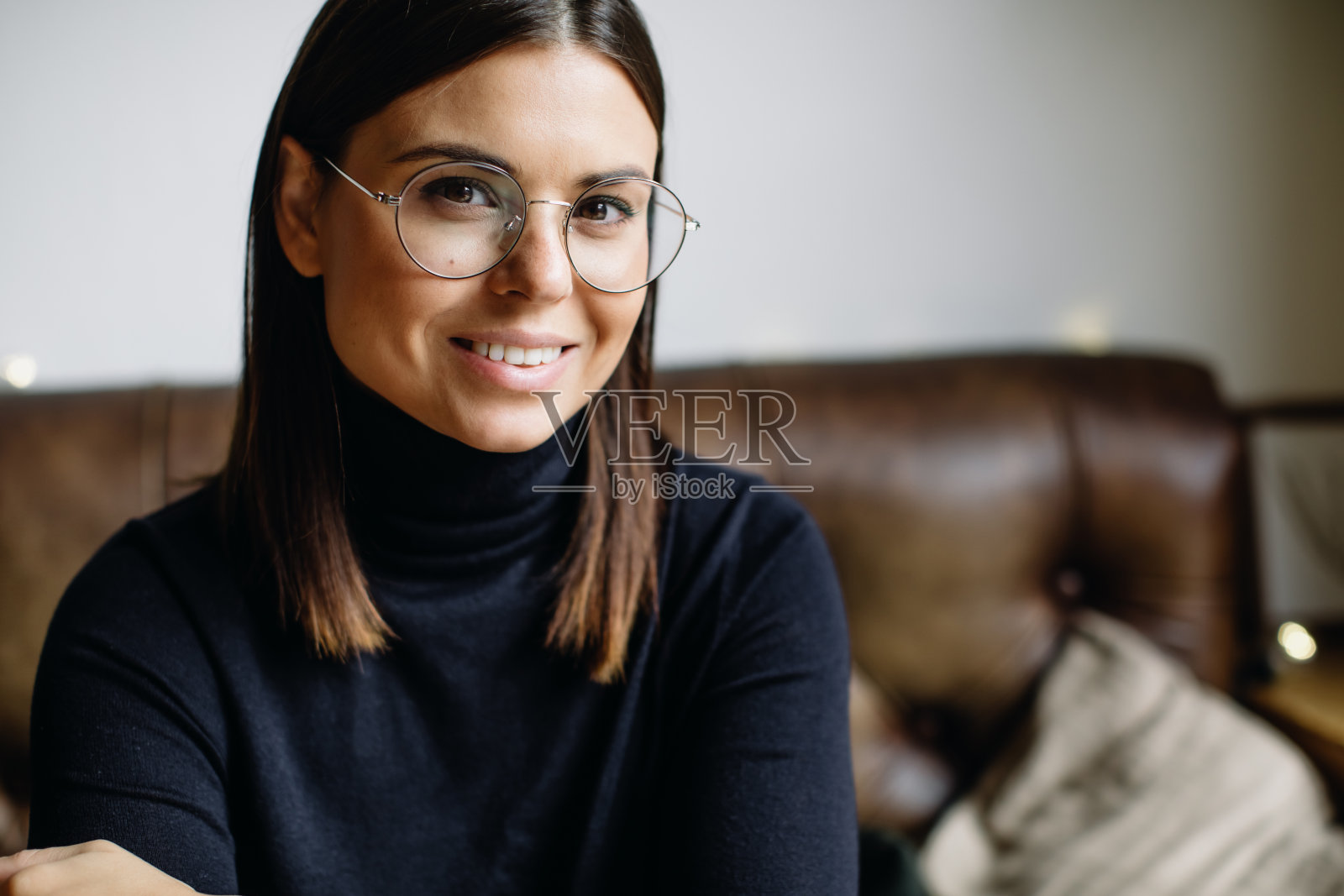 一个戴眼镜的年轻女子的肖像。年轻的商业女性照片摄影图片