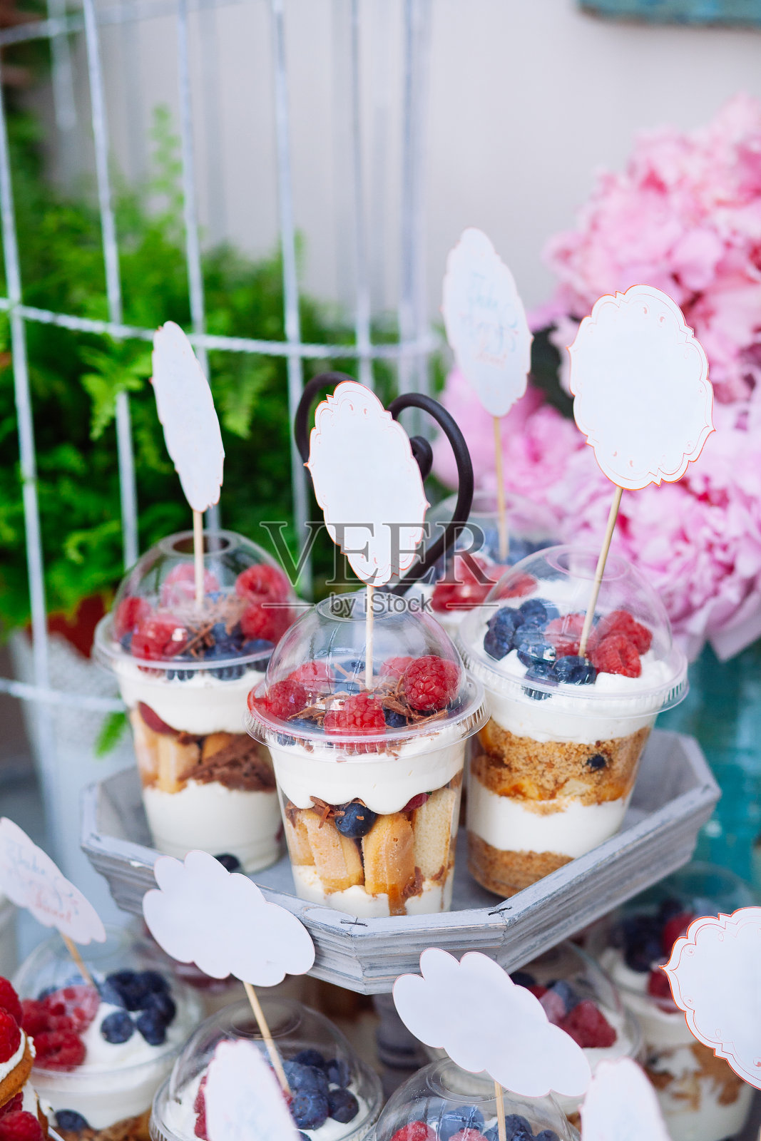 自助餐和糖果。与覆盆子蛋糕。适合宴会、婚礼、派对的甜蜜餐桌。照片摄影图片