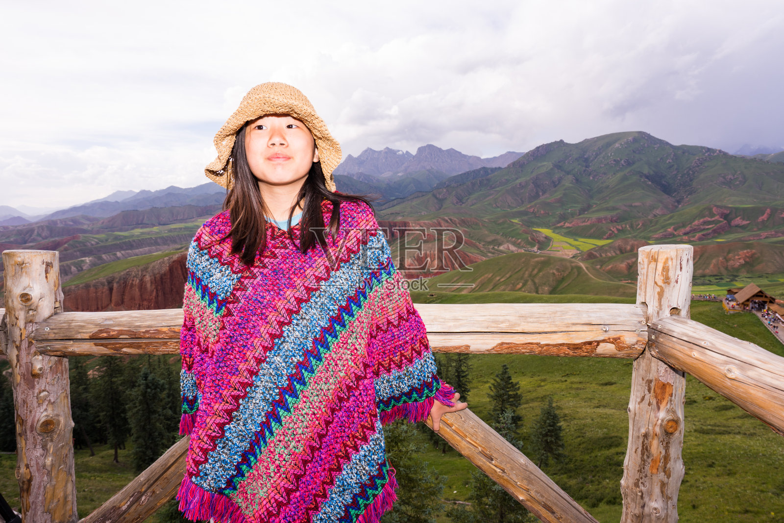 木栅栏旁的少年照片摄影图片