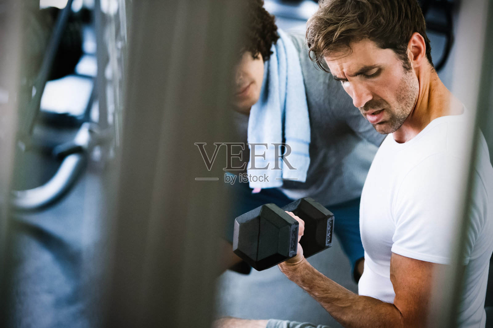 健康生活和健身理念。健身俱乐部里健身的人照片摄影图片