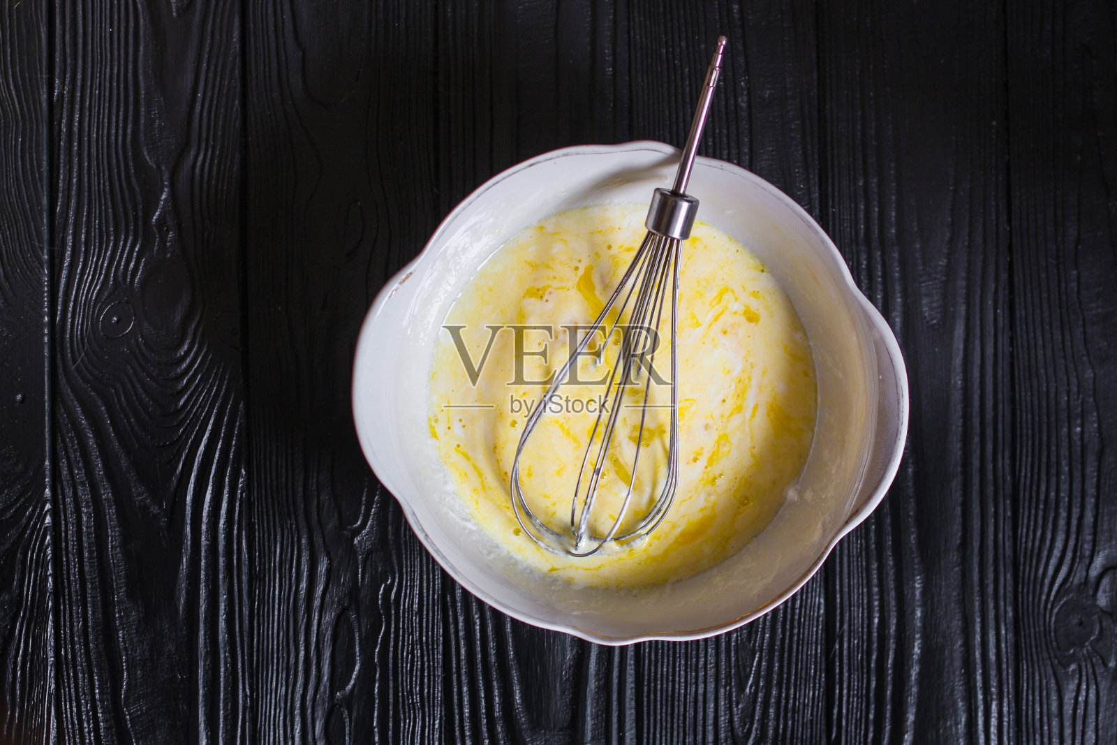 面团液体与生料配料（鸡蛋、面粉、糖、盐等）菜单概念。食品背景，复制空间，顶部视图照片摄影图片