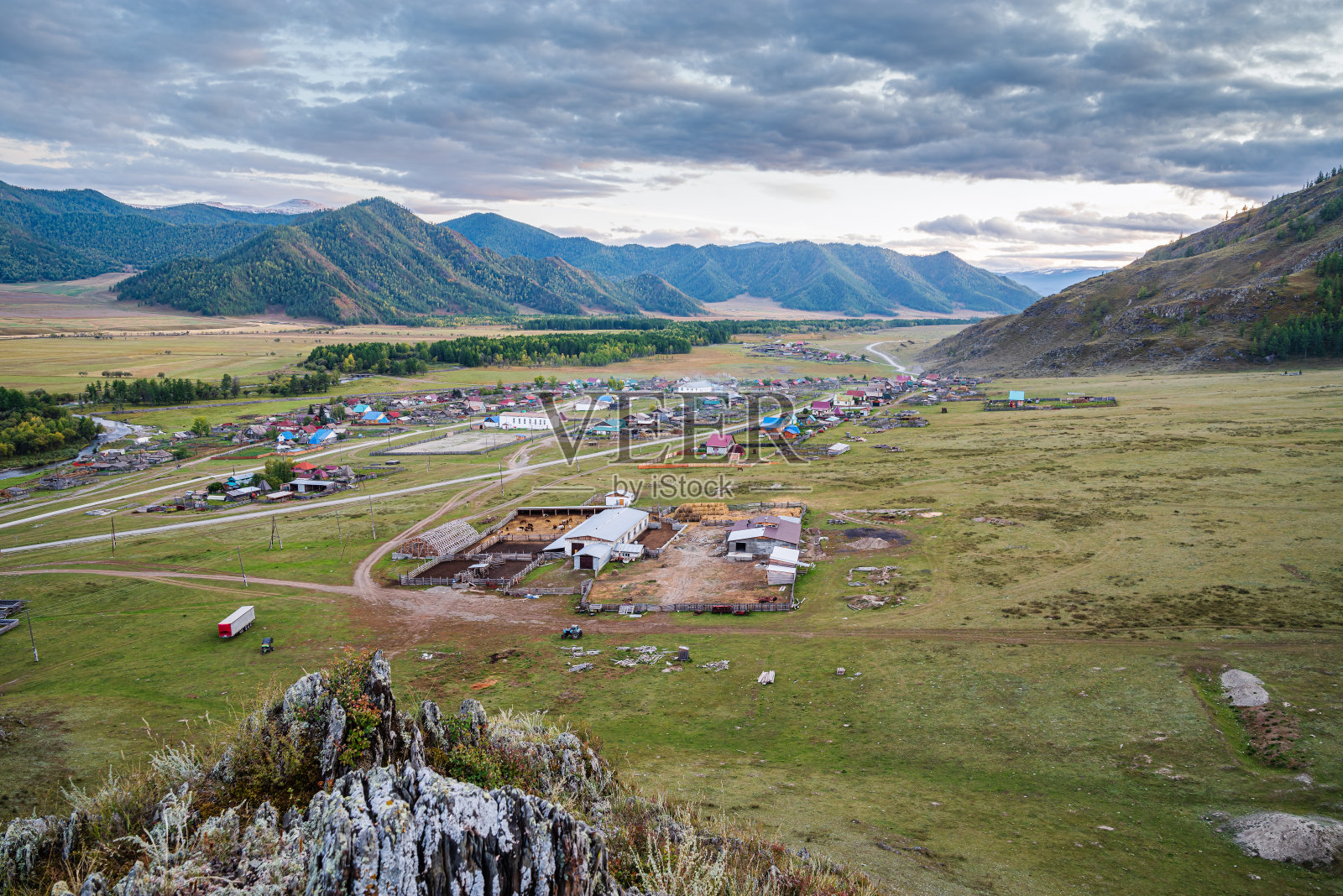 秋季山水有一个牲畜农场照片摄影图片