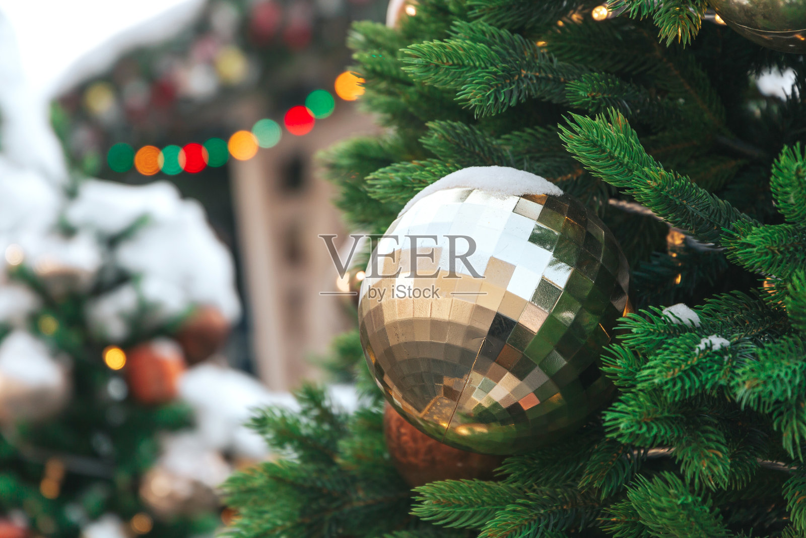 圣诞树的背景和圣诞装饰用雪，模糊，火花，发光。照片摄影图片