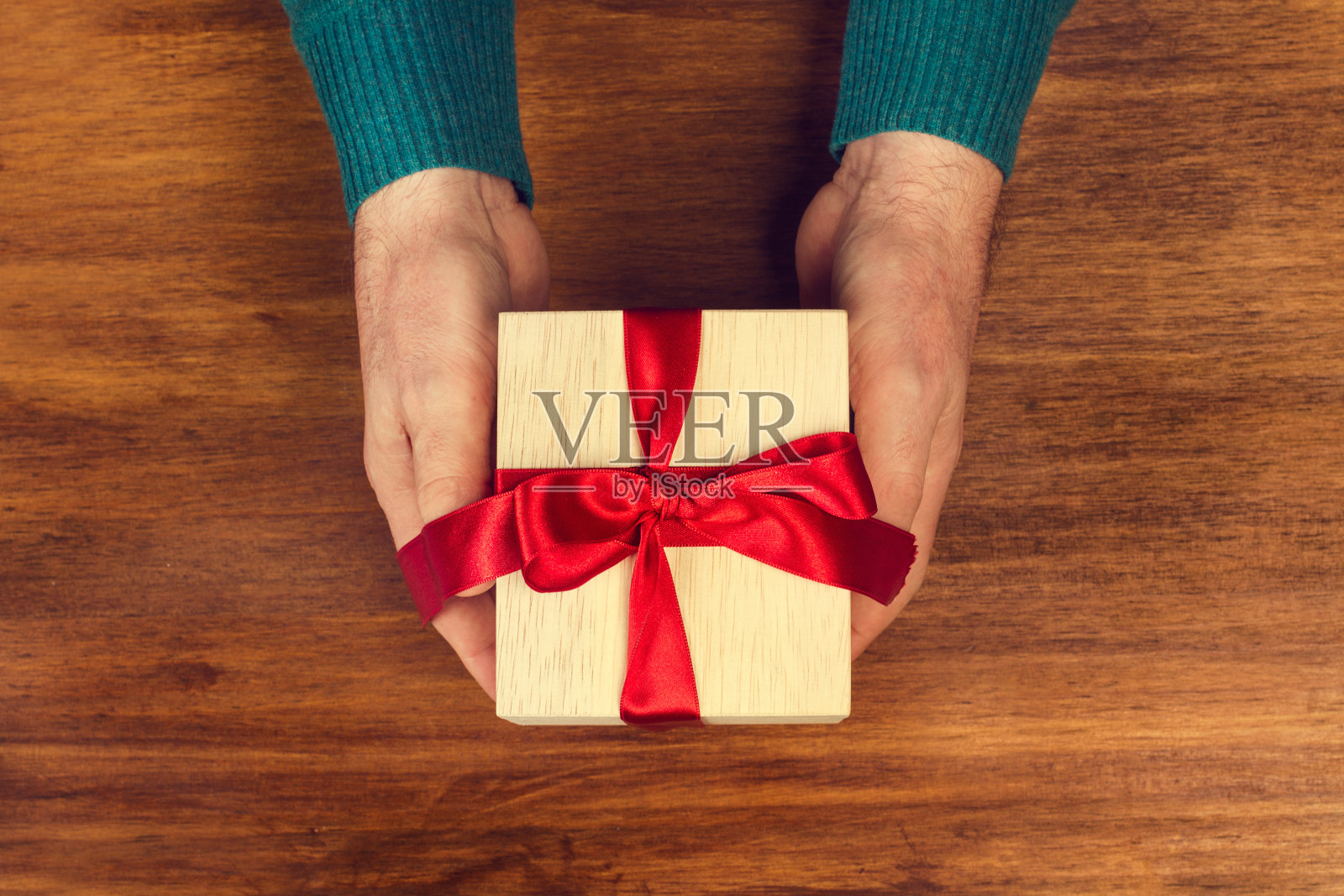 一个拿着圣诞礼物的男人照片摄影图片