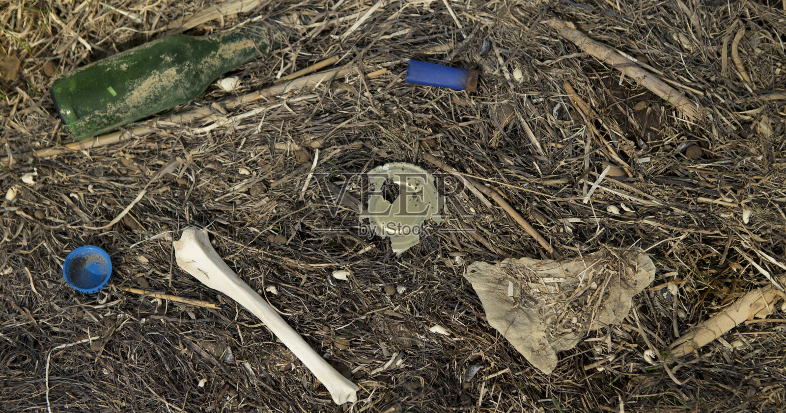 海边的垃圾，垃圾和废物，请靠近照片摄影图片