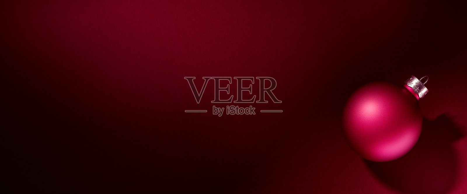 圣诞小玩意在暗红色的穆迪点点燃的背景照片摄影图片