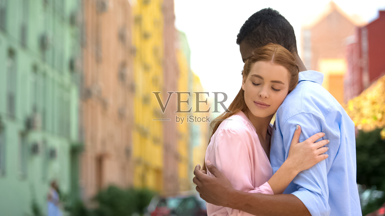 年轻的多种族女友和男友温柔地拥抱见面照片摄影图片