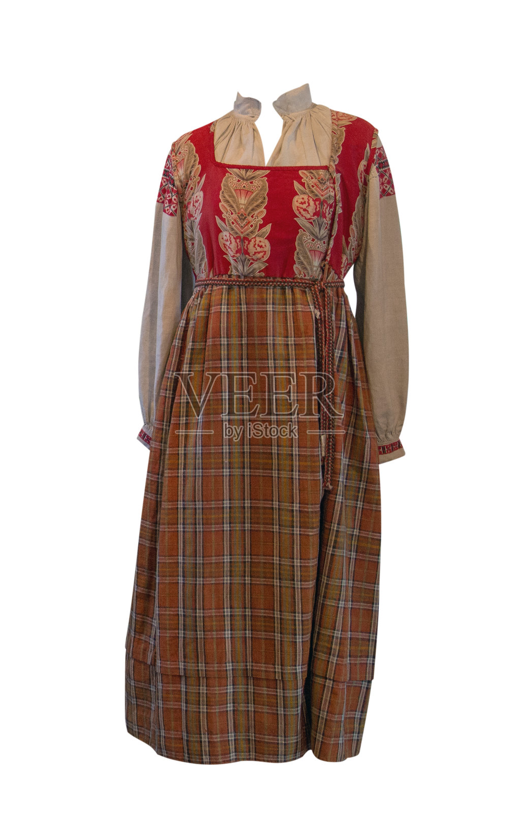 用亚麻维希万卡制成的老式妇女服装孤立在白色的背景上。民间的衣服照片摄影图片