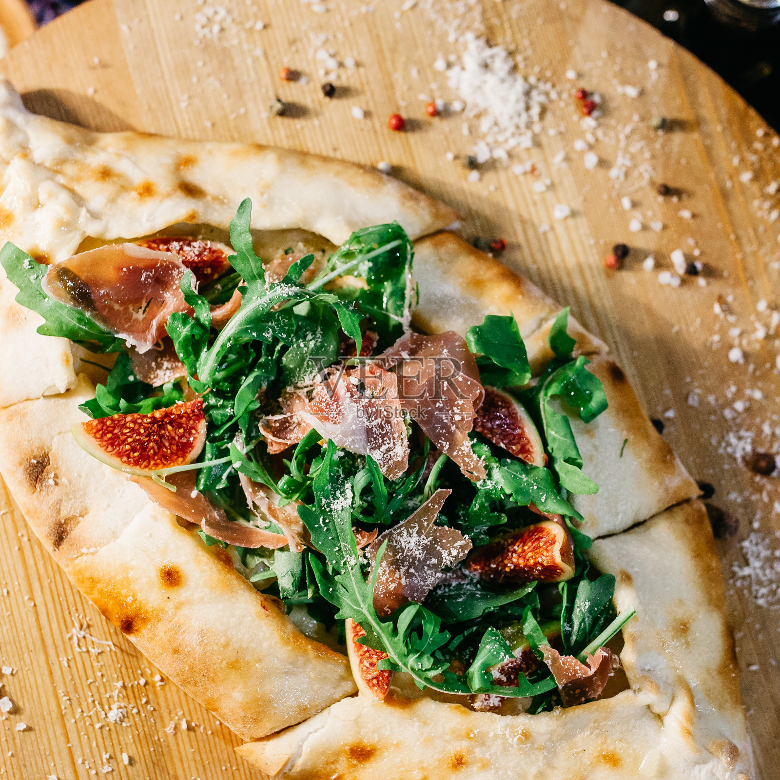 意大利熏火腿和无花果披萨照片摄影图片