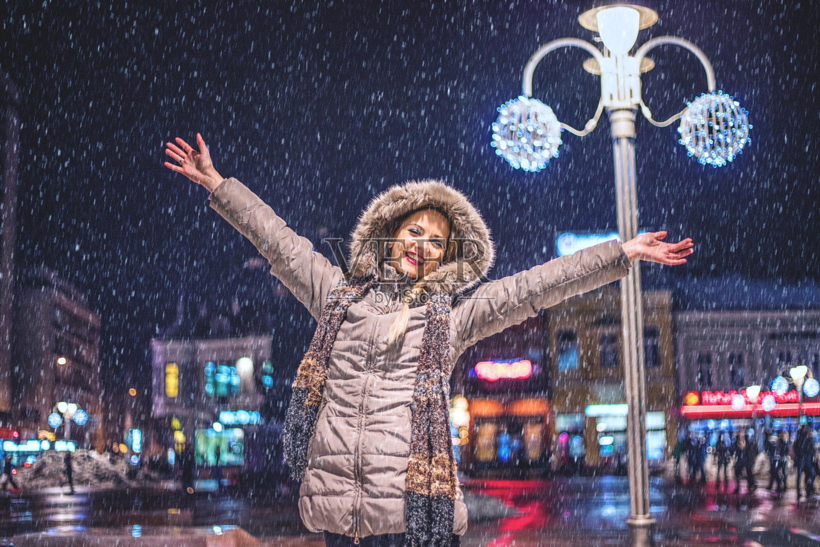 女人享受着冬日的夜晚照片摄影图片