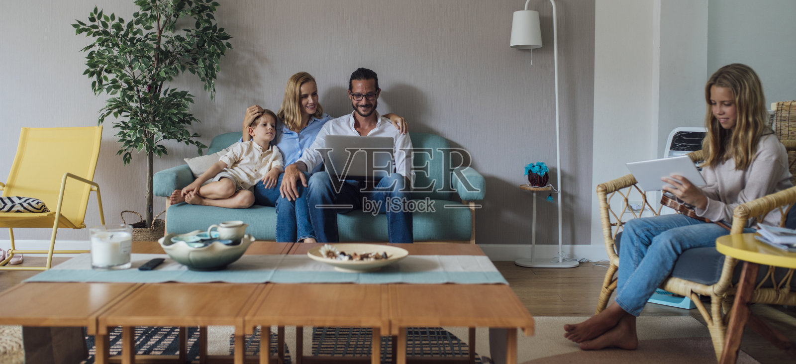 家庭客厅休闲时光照片摄影图片