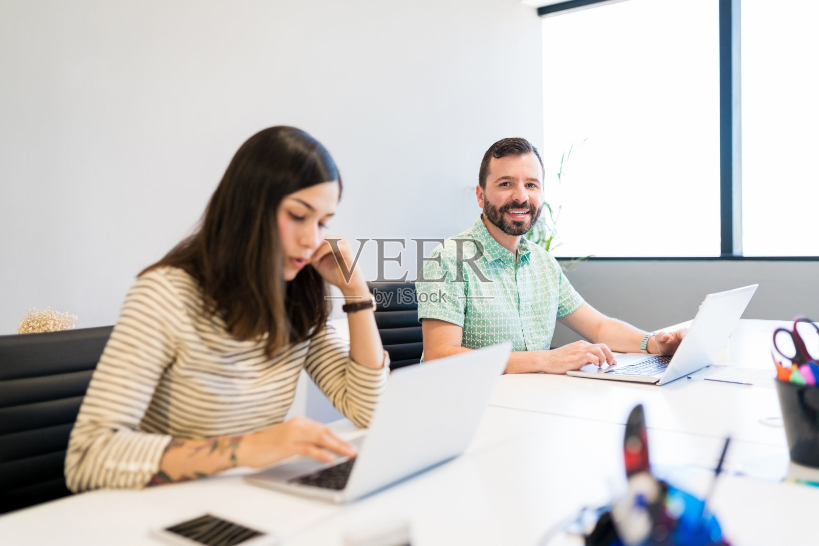 男女同事照片摄影图片
