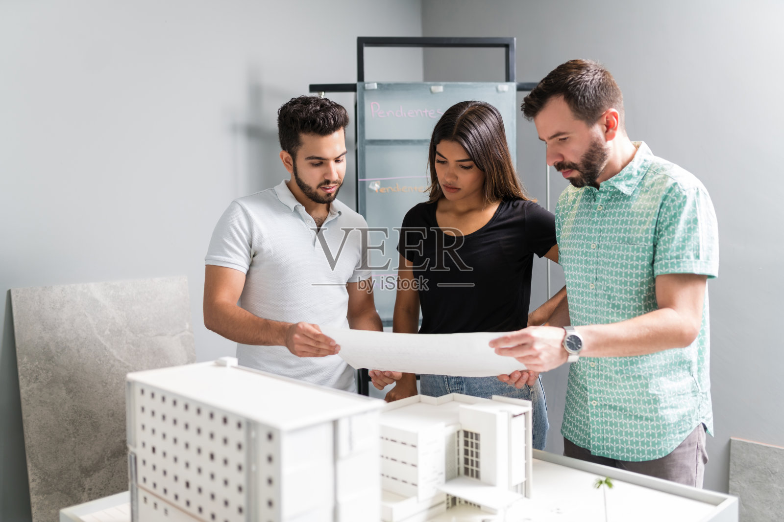 工程师在办公室讨论模型计划照片摄影图片