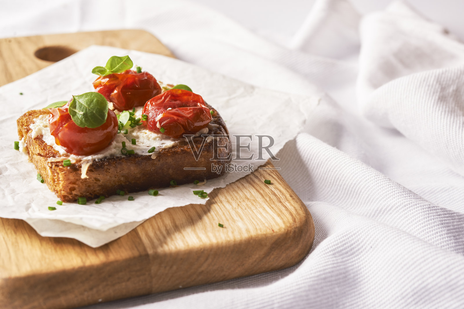 烤面包，乳清干酪和烤土豆照片摄影图片