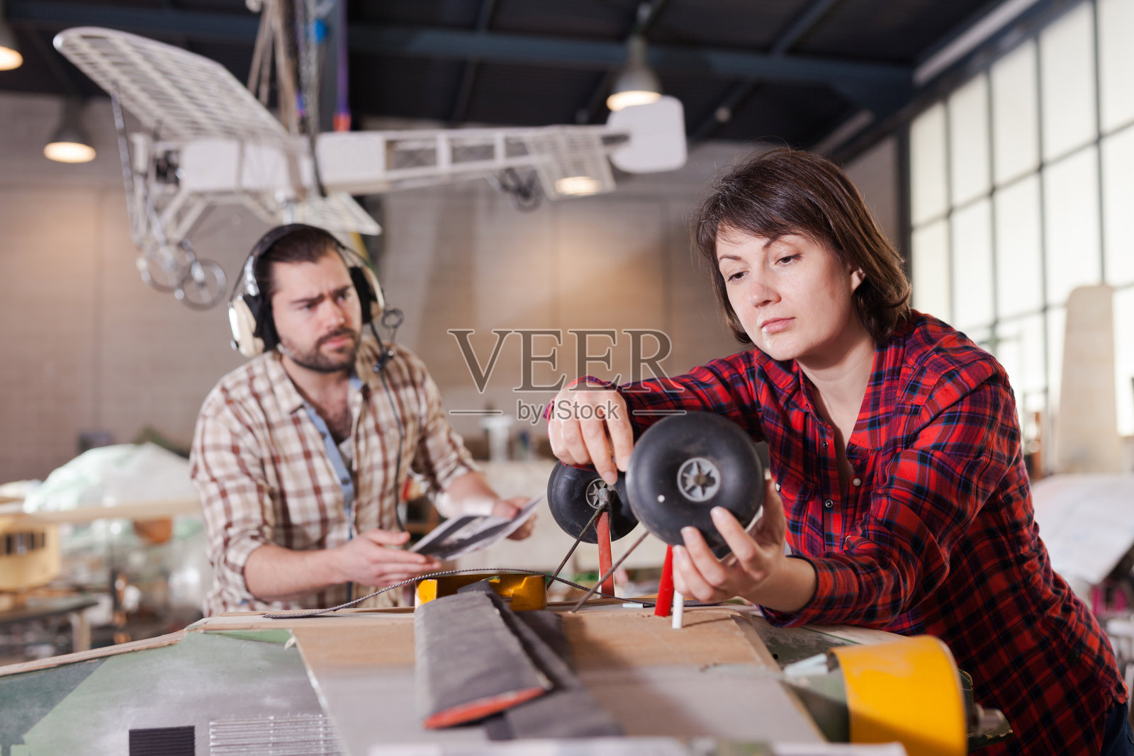 女性创建平面模型照片摄影图片