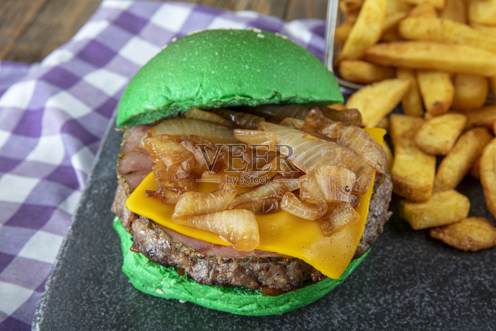 绿色汉堡;汉堡与绿色的面包在木制的背景。文本。照片摄影图片