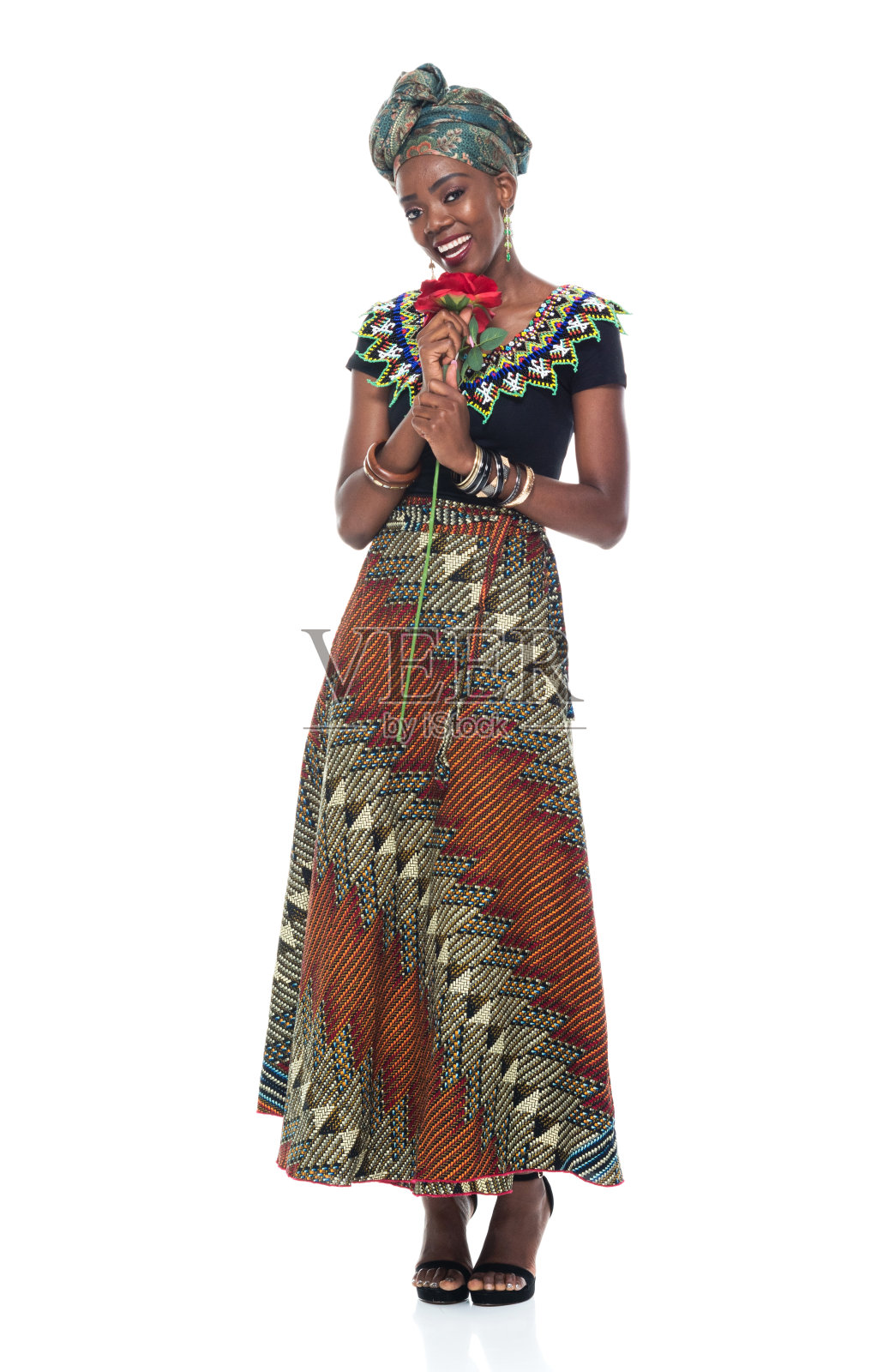 全身20-29岁的非洲裔/非洲裔女性/年轻女性在白色背景前戴着头巾/服装/传统服装谁是爱-情感/微笑/快乐/开朗照片摄影图片