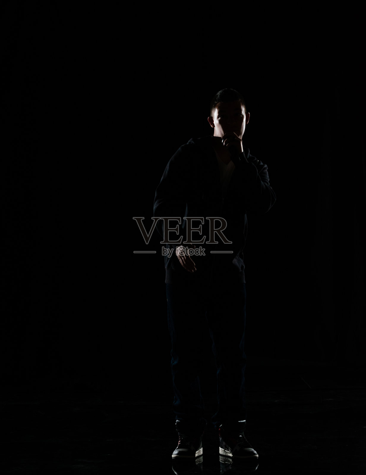 全长/一人/一人/正面的观点20-29岁的成年英俊的人高加索男性/年轻男子歌手/音乐家站/跳舞在黑人背景谁是唱歌/高兴和拿着麦克风照片摄影图片