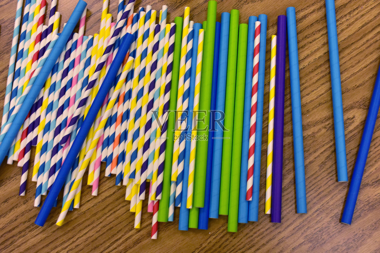 条纹和彩色纸吸管照片摄影图片