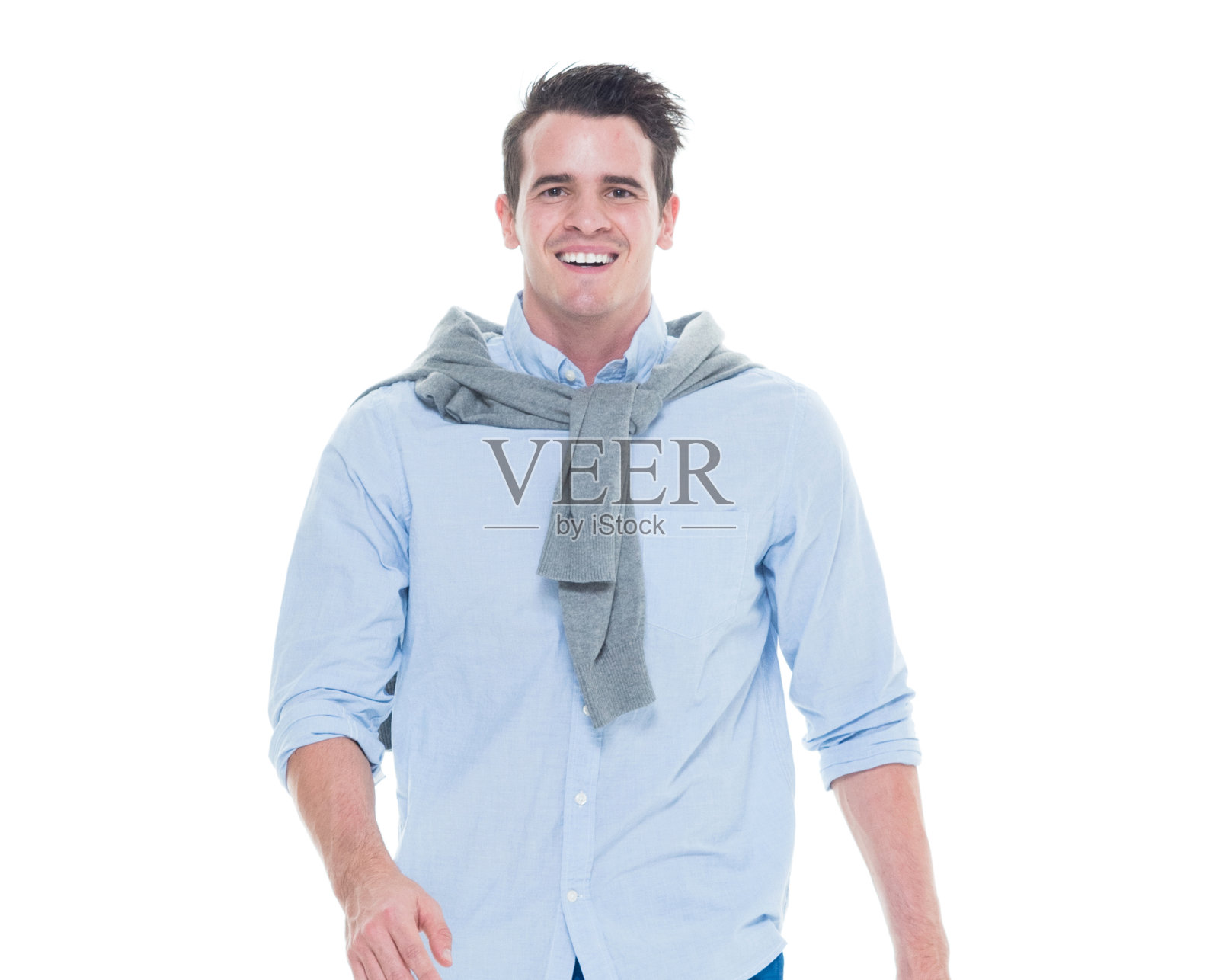 一个男人只有/一人/腰部以上/正面的观点，20-29岁的成年人英俊的人白人男性/年轻男子站在白色背景，穿着纽扣衬衫/衬衫/毛衣谁是微笑/快乐/愉快/凉爽的态度照片摄影图片