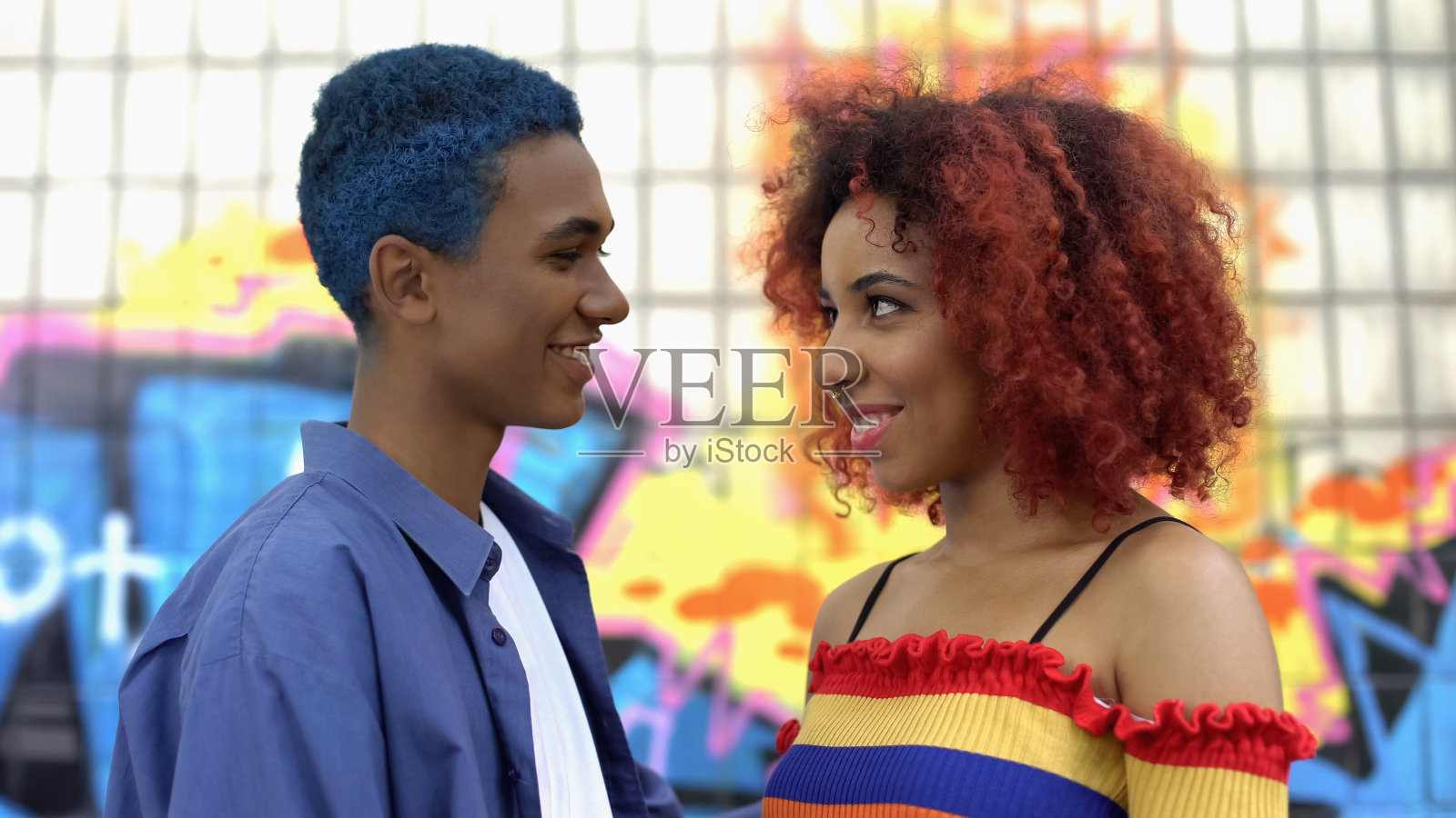 年轻的男性用爱看着红头发的女朋友，积极的城市青少年照片摄影图片