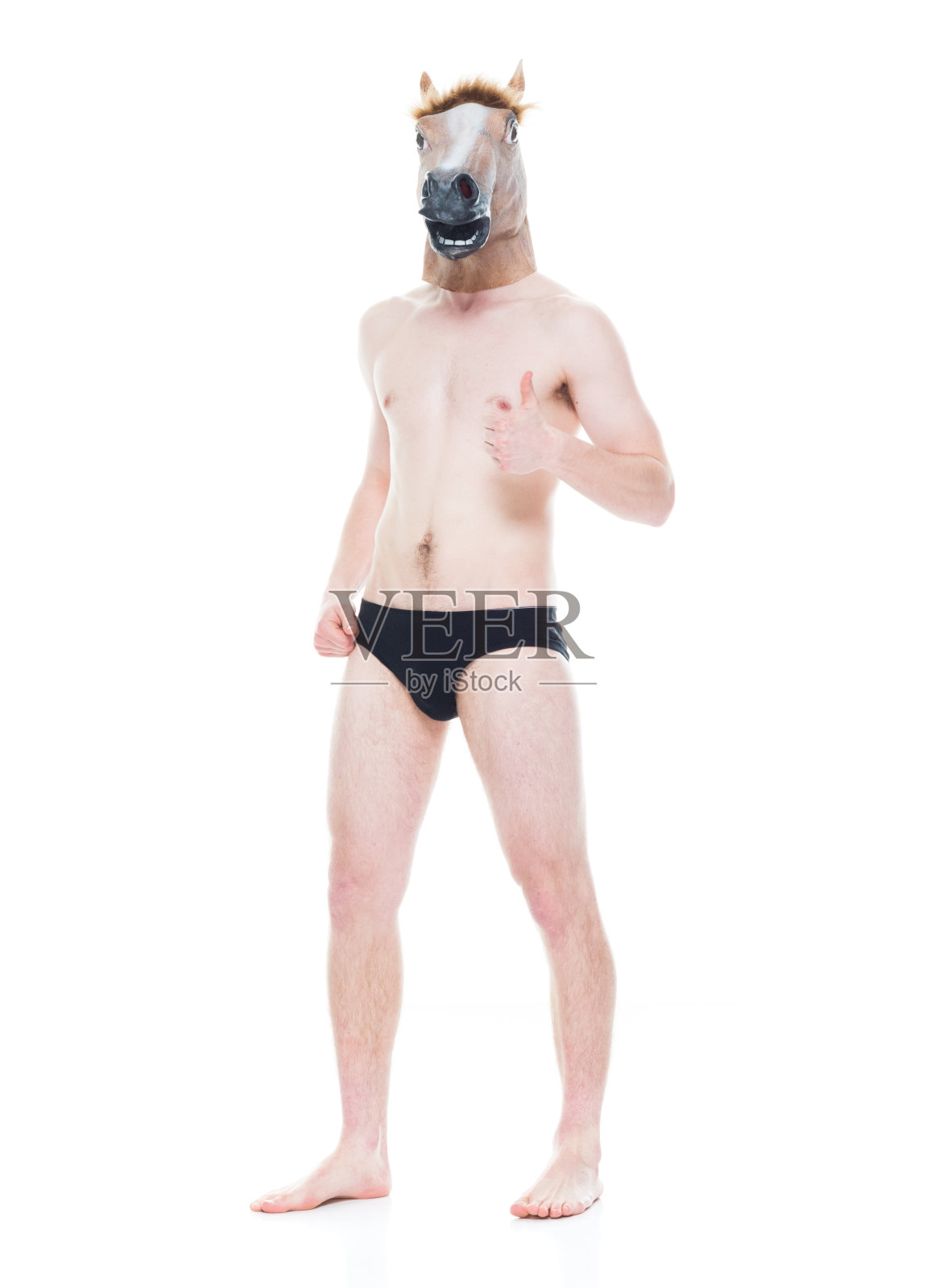 全身长/一个20-29岁的成年人英俊的人白种年轻男子/男性在白色背景前穿着内裤/男性内裤/面具-伪装/戏服谁是幽默/赤上身/马照片摄影图片