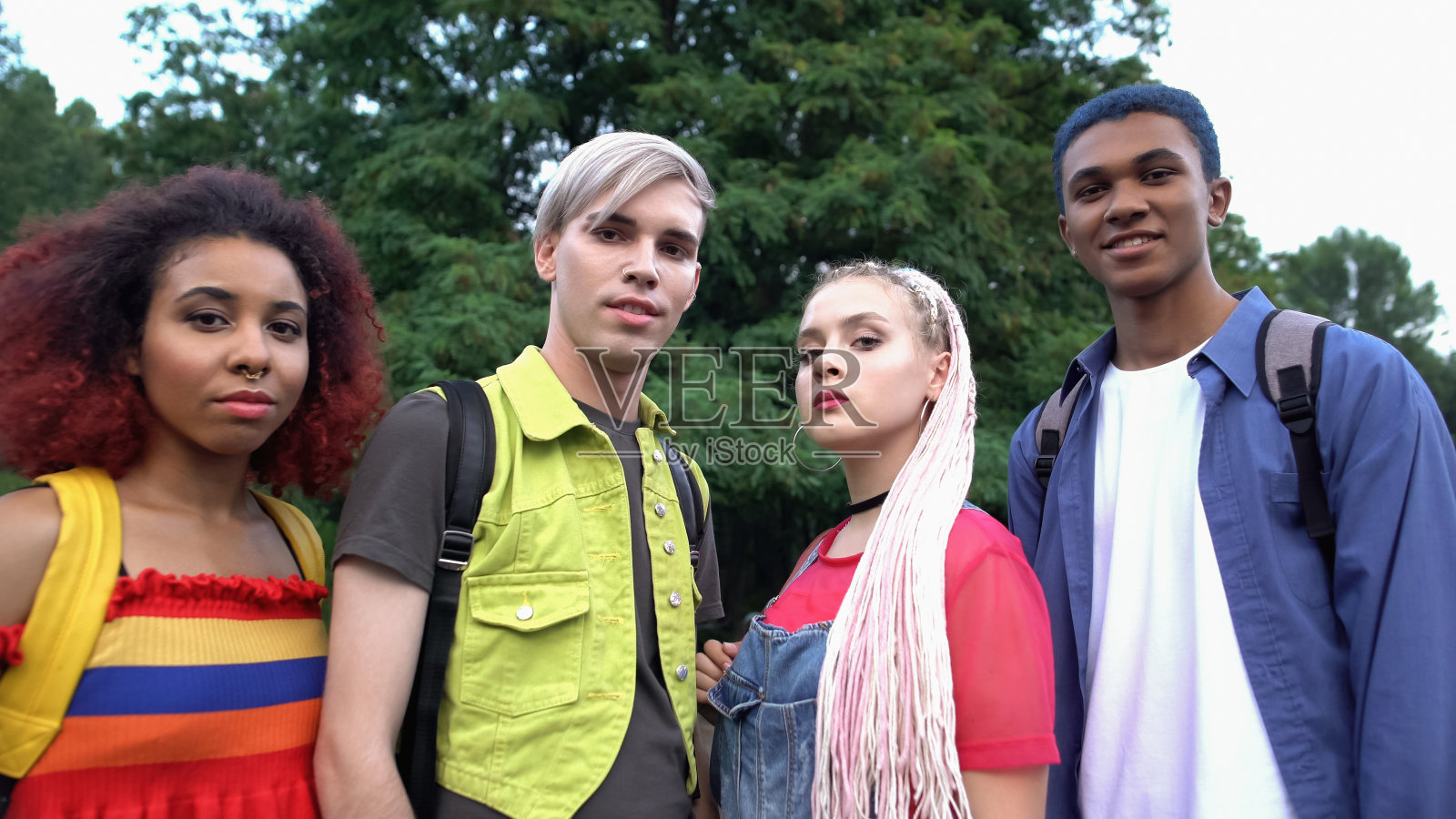 一群自信的千禧一代站在户外看着摄像机，自由自在照片摄影图片